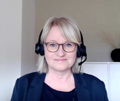 Marion Ruhland mit Headset - Geschäftsführerin von Brain Power